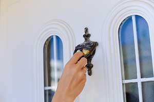 Door to door roofing contractor scam knocking on door