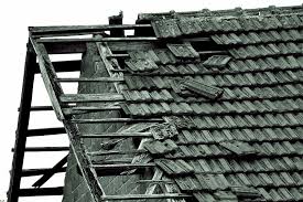 Old gray roof with loose shingles that needs roof replacement<img loading=