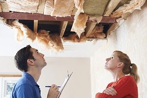 contractor using the 2019 guide to emergency roof repair